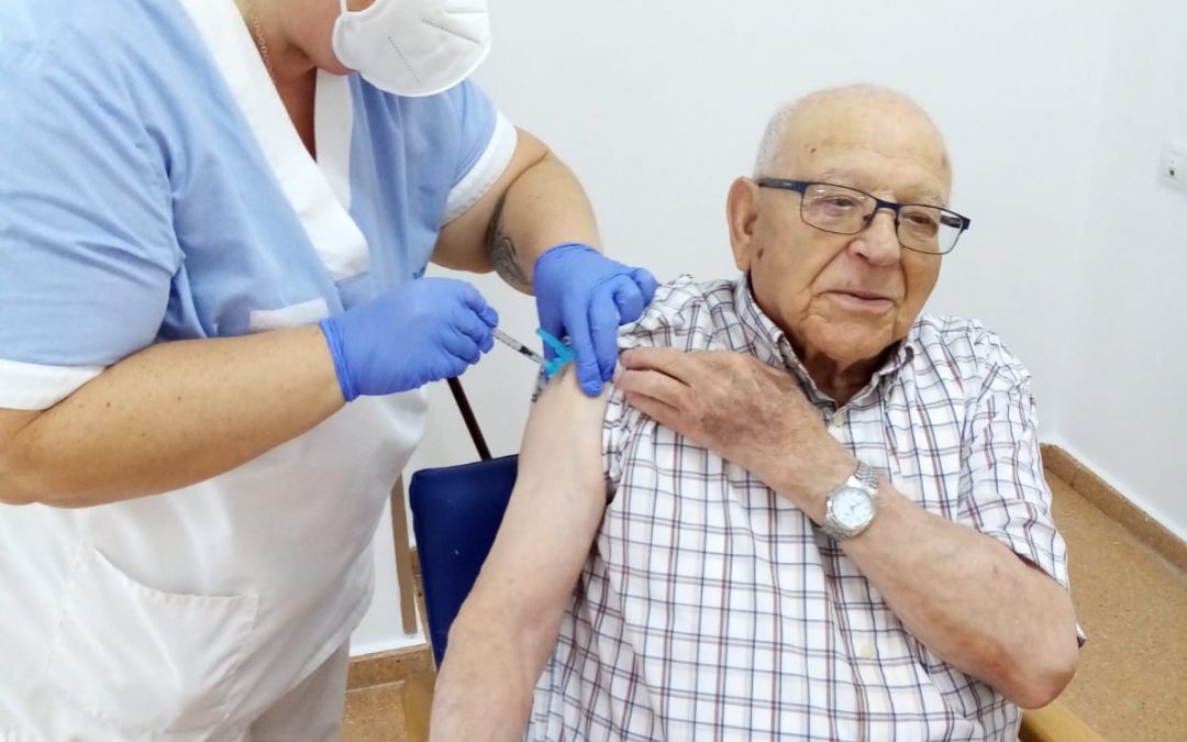 Savia comienza a inocular la tercera dosis de la vacuna a sus mayores
