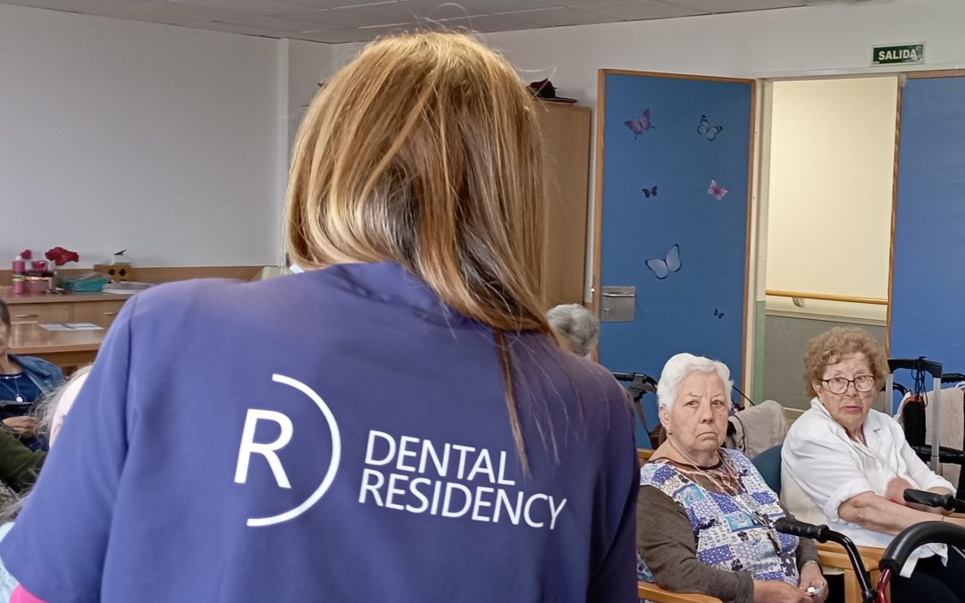 Dental Residency imparte un taller de higiene bucal para los residentes de Savia El Puig